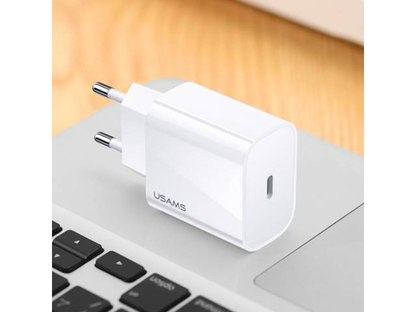 Cargador USAMS T34 20W sobre laptop en uso